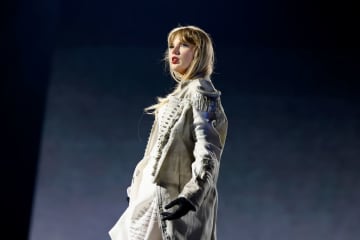 テイラー・スウィフト、【The Eras Tour】舞台裏ドキュメンタリー最新映像で“キャリア最大の挑戦だった”と語る
