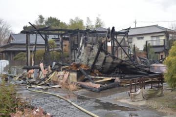 常総で住宅2棟全焼　焼け跡から遺体　住人男性か　茨城