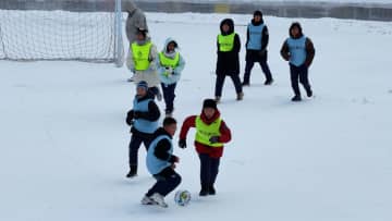 冬のスポーツで楽しむ学校生活　中国・黒竜江省撫遠市