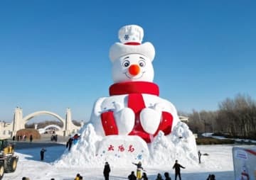 ハルビンの太陽島雪博会に「ミスター雪だるま」が登場―中国