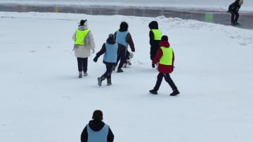 冬のスポーツで楽しむ学校生活　中国・黒竜江省撫遠市