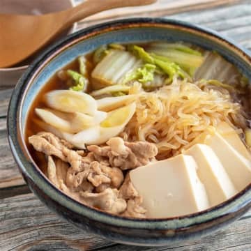 【クタクタな白菜が超ウマい】めんつゆで煮るだけ！味が染み染みな「白菜と豚こまの肉豆腐」が飲み干せるレベル