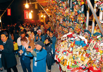 幸せ呼ぶ熊手　響く手締め　埼玉・大宮氷川神社で年末恒例の「十日市」