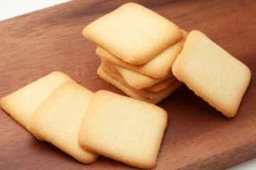 株主優待で「白い恋人」をもらったというママ友。「かなり高利回りでお得」とのことですが、どれだけ投資すれば“優待を受けられる”でしょうか？「必要資金・優待利回り」を確認