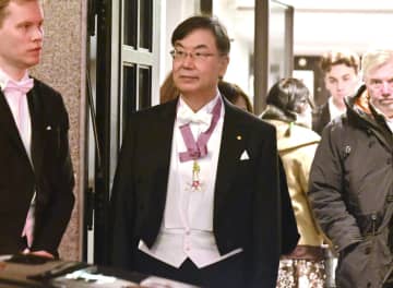 【ノーベル賞授賞式】坂口志文さん、北川進さんにメダル授与