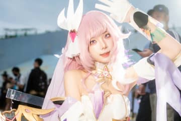 【コスプレ】台湾美女の『崩壊3rd』エリシアが舞う！スラリとした細身の長身を活かした美しいポージングが躍動する【写真9枚】