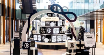 NiziUとのコラボレーションも！「Threadsツリー」が原宿に出現中