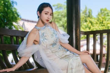 八頭身の台湾美女が魅せるチャイナドレスの華麗な世界！スラリとした美脚と純白のシルエットが透明感を放つ【写真9枚】