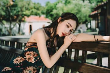 八頭身の台湾美女×エレガントなチャイナドレスが艶っぽい！まるでドラマのワンシーンのような佇まいに惹き込まれそう【写真8枚】