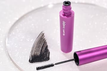 デジャヴュ25年冬コスメ、人気マスカラ「塗るつけまつげ」に”キラキラ”シルバーラメ入りブラック