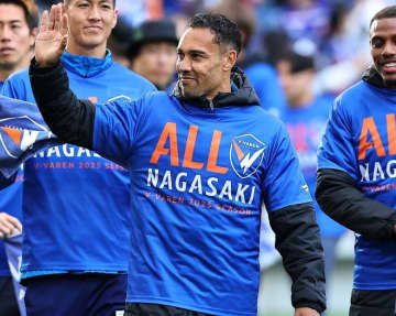 「間違いなく長崎の一時代を築いた選手」J１昇格に貢献した“不屈のストライカー”が退団「尽くしてくれた献身性を決して忘れません」「寂しくなるなぁ」の声