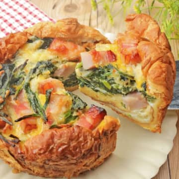 【パイ生地の代わりに敷いてみて】「お店で買うレベル」「こっちの方が濃厚」ほうれん草とベーコンのキッシュレシピ
