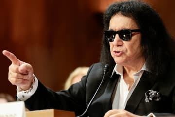 KISSのジーン・シモンズ、無報酬のラジオ放送をめぐり“奴隷よりひどい扱い”と米議会で発言