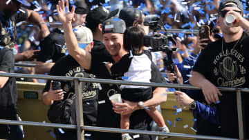 ド軍・エドマンが子供たちにクリスマスプレゼントの慈善活動　サンタクロースと雪の滑り台に子供たち大喜び