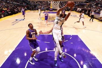 スパーズがレイカーズを圧倒し、NBAカップ準決勝進出！キャッスルが30得点と躍動、八村塁は８得点にとどまる＜DUNKSHOOT＞