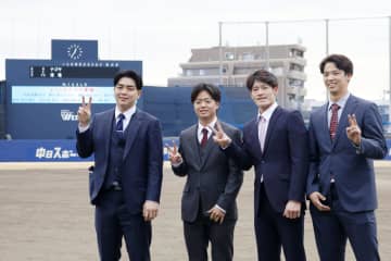 中日、新人がナゴヤ球場を見学　ドラフト1位の中西ら9選手