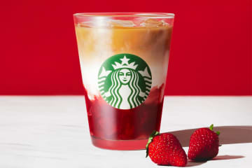 スターバックス冬の新作「ジョイフルメドレー 苺 ミルク ティー」苺果肉×ミルク×紅茶の3層仕立て