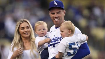 【ドジャース】チームや家族写真が多く公開されるなかオフならではの貴重な投稿に!?　一人黙々と体幹トレーニングに励むフリーマンに注目