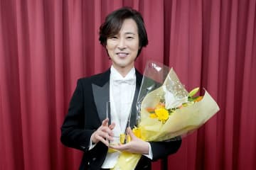 山内惠介、「2025 年間 USEN HIT 演歌/歌謡曲ランキング」第1位のトロフィー贈呈式を都内で開催 25周年記念曲『北の断崖』で2年ぶり4度目の首位獲得