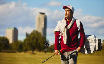 仕事もゴルフも夜遊びも ボルドーのポロシャツでこなれる大人スタイル