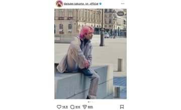 Snow Man 佐久間大介、パリの街並みと高級時計を満喫　「街に溶け込んでおしゃれ」「髪色めっちゃ映えてる」