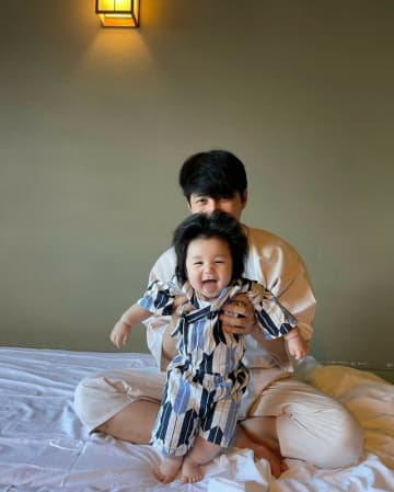 シム・ヒョンタク＆サヤさん夫妻の息子、両親どちらにも似た愛らしい姿を披露