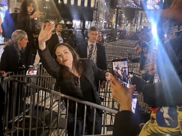 平和賞マチャド氏、支援者と抱擁　約束果たし、オスロで元気な姿