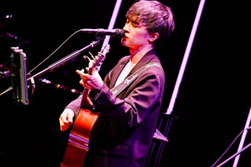 ＜ライブレポート＞ベボベ小出祐介率いるバンドmaterial club、ハプニングさえ楽しみながら響かせた会心のアンサンブル