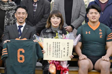 列車事故の部員へ特別卒業証書　東福岡高が広木さんの母に授与