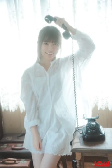 乃木坂46・小川彩、純白シャツ＆短パンで自然体グラビア