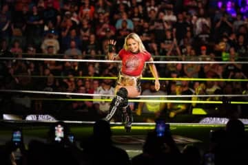 「危険な色気だ」復活の“悪女”レスラー、きわどすぎるリングギアと“挑発顔”連投にファン熱狂「お前がナンバーワンだ」