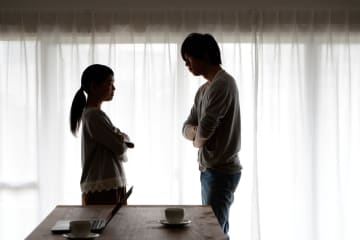 質屋から取り戻した大切な宝物を抱きしめる妻…その場しのぎの嘘を重ねる夫が言い放ったありえない暴言とは