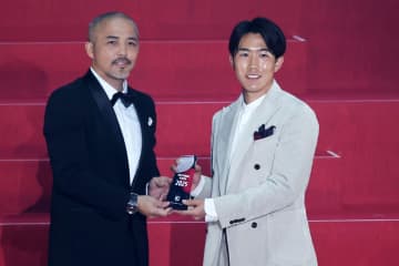 【Ｊリーグアウォーズ】１９歳・佐藤龍之介にベストヤングプレーヤー賞「岡山に行く決断をしてよかった」