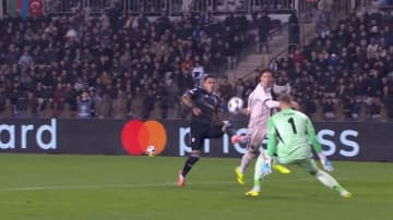 「中途半端な対応」失点に絡んだ日本代表DFに厳しい声「迷ったんか？」GKとの連携ミスから眼前でループシュートを許す失態に「個人というより守備陣全体の問題」