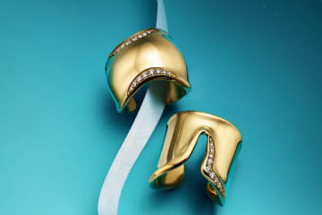 ティファニー「ボーン カフ」を受け継ぐリング、イエローゴールドの彫刻フォルムにダイヤモンド