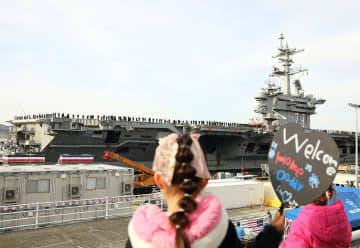 米空母ワシントン、横須賀に帰港　乗員の家族「クリスマスを一緒に…うれしい」