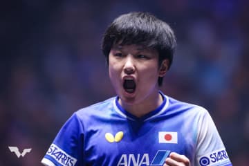 3度準Vの張本智和 悲願の初優勝に向けてまず1勝！ フランスの強豪を下してベスト8入り【卓球 WTTファイナルズ香港】