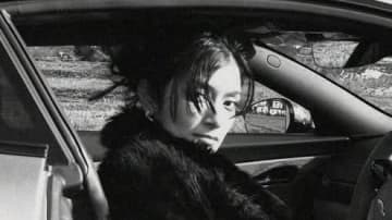 ローラ イギリス高級車との2ショット披露！のどかな田園風景を背に全身ブラックコーデでクールにポージングした姿が反響「ボンドガールみたい」「めちゃくちゃかっこいい」