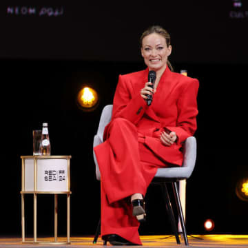 オリヴィア・ワイルド、カリフォルニア山火事被災者支援のチャリティネックレスを発表