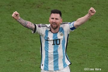 ｢最も美しい完璧なカップル｣2アシストでMSL初優勝のメッシ、“美人幼なじみ妻”との熱烈ハグショットが沸騰｢最高にかわいい｣