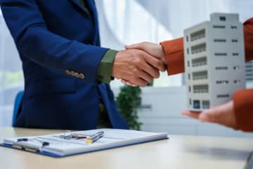 親のアパートを相続して売却した場合、手元にどれくらいお金が残るのか知りたいです。税金や手続き費用を差し引くと、かなり減るのでしょうか？