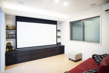 大好きな車とバイクを眺める6畳空間に、4K／100型のホームシアターを実現