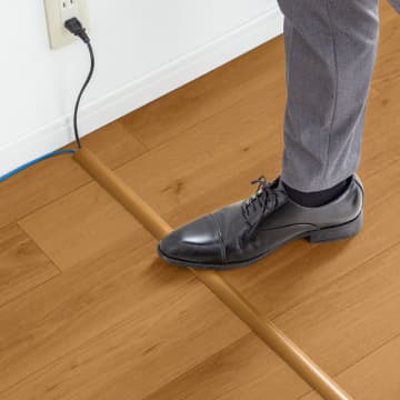 フローリングの床に馴染むケーブルカバー3色、サンワサプライが発売