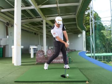 +10ヤードの飛距離アップテク！右足を止めずに回しながら振り抜く