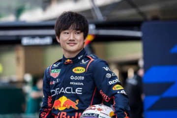 F1角田裕毅、フォロワー2885万の爆美女スーパーモデルと2ショット　ハニカミ笑顔を見せて