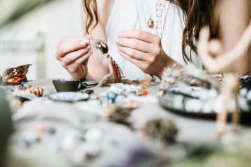 パートをしながらハンドメイドアクセサリーの販売で収入を得ています。パート先で年末調整をしてもらうのですが、確定申告も必要でしょうか？