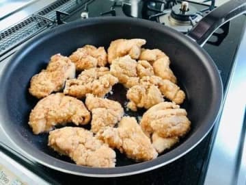 揚げ物で『バット』を使わず油切りする方法。「盲点だった…！！」「ナイスな場所」