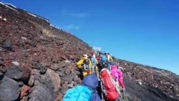 「結婚3年目の記念に夫と二人で富士登山。体力に自信のない私は、下山中に足が痛くなり...」（愛知県・30代女性）