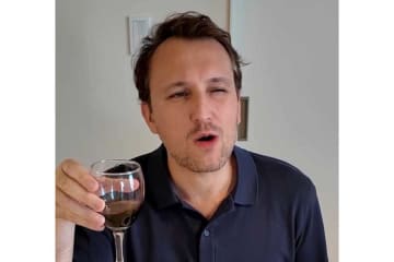 「これが700円で買えるのはあり得ない」　フランス人が日本で見つけた驚きの組み合わせ　赤ワインに合う意外な日本食とは