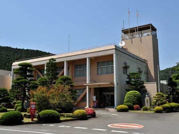 新庁舎建設へ寄付募る　埼玉県内で唯一の村・東秩父村　人口は約2300人、庁舎は築55年　ふるさと納税サイトを利用したクラウドファンディングで　寄付者の名前が記された銘板を新庁舎内に